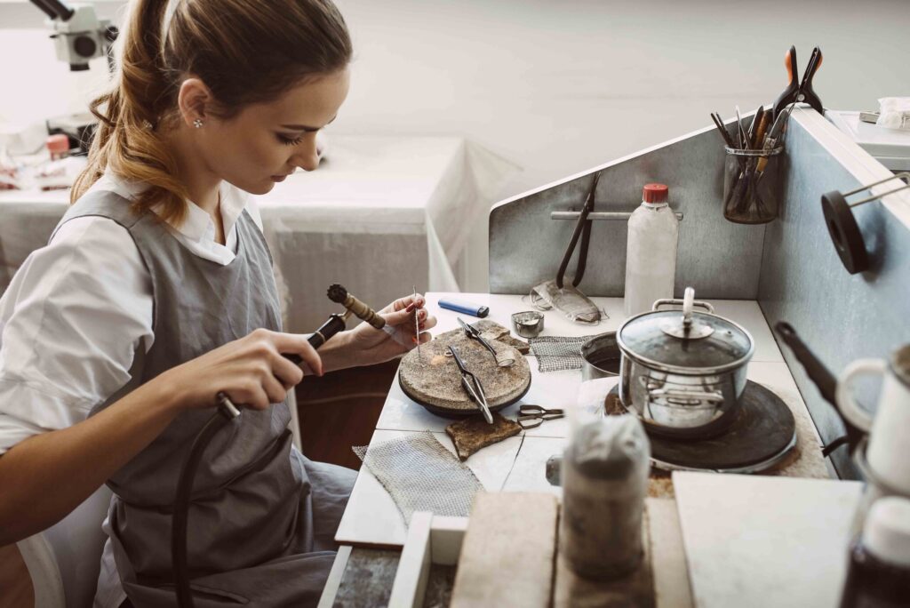 Opleidingen in juwelen en horlogerie: investeren in het vakmanschap van morgen
